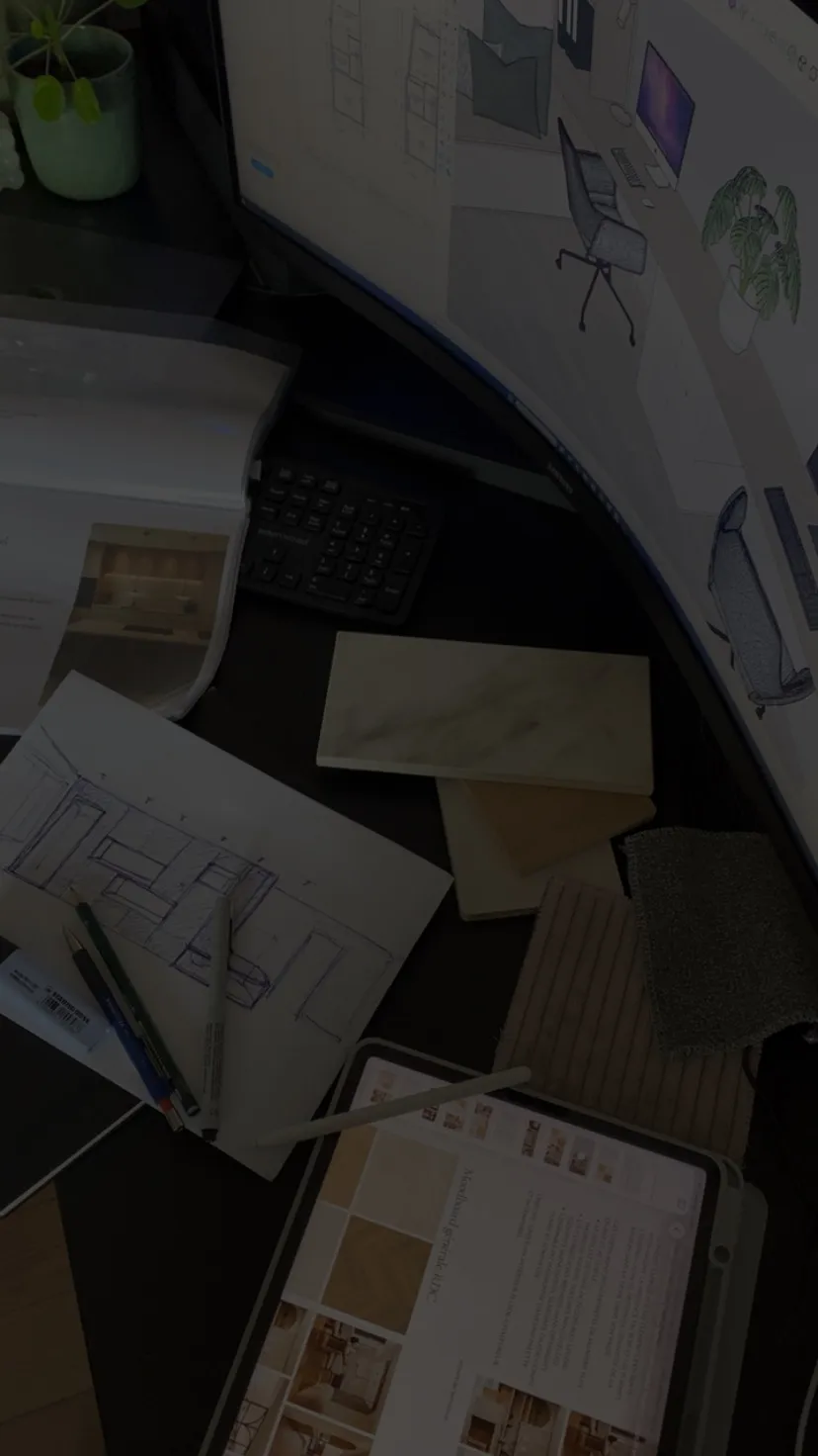Bureau de Jonna Völl à La Calamine : plans dessinés à la main, échantillons de pierre et de bois, tablette